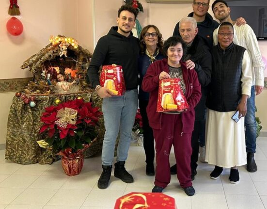 animazione tra gli anziani della Casa di Riposo Mule' promossa dal Rotaract Club Menfi.